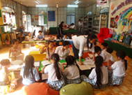 Hướng dẫn các em thiếu nhi làm túi môi trường sử dụng thay túi nilo...