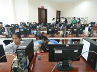 Hơn 200 học sinh thi Tiếng Anh qua mạng tại Phòng máy BMGF-VN